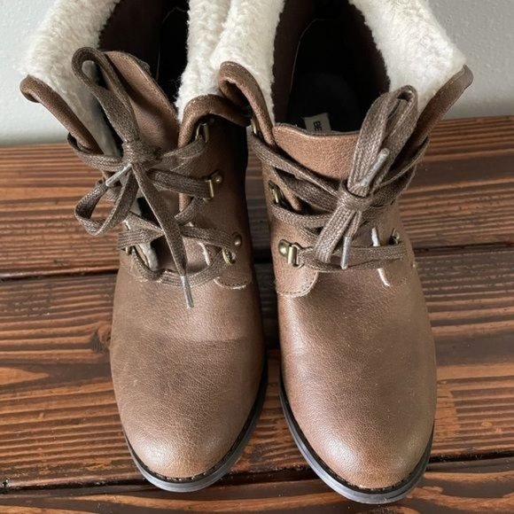 Bethany M🖤ta (Mota) Bootie Heel Lace Up w/ Sherpa Style Detail, size 10 - Picture 3 of 13